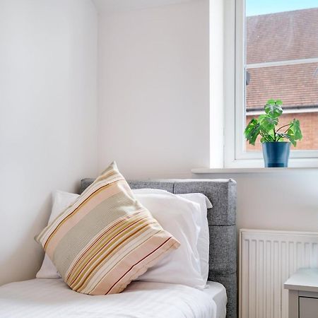 Foxherne 5Bdr 3Ba Serviced House With Parking - Slough By 360Stays Esterno foto