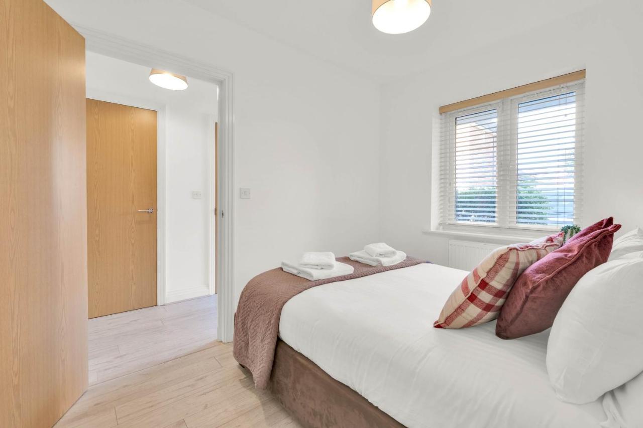Foxherne 5Bdr 3Ba Serviced House With Parking - Slough By 360Stays Esterno foto