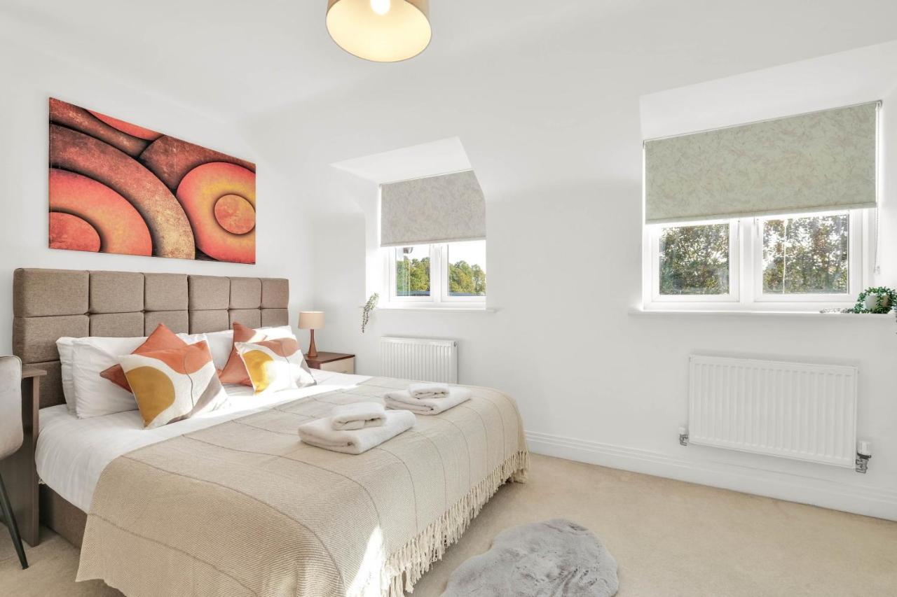 Foxherne 5Bdr 3Ba Serviced House With Parking - Slough By 360Stays Esterno foto