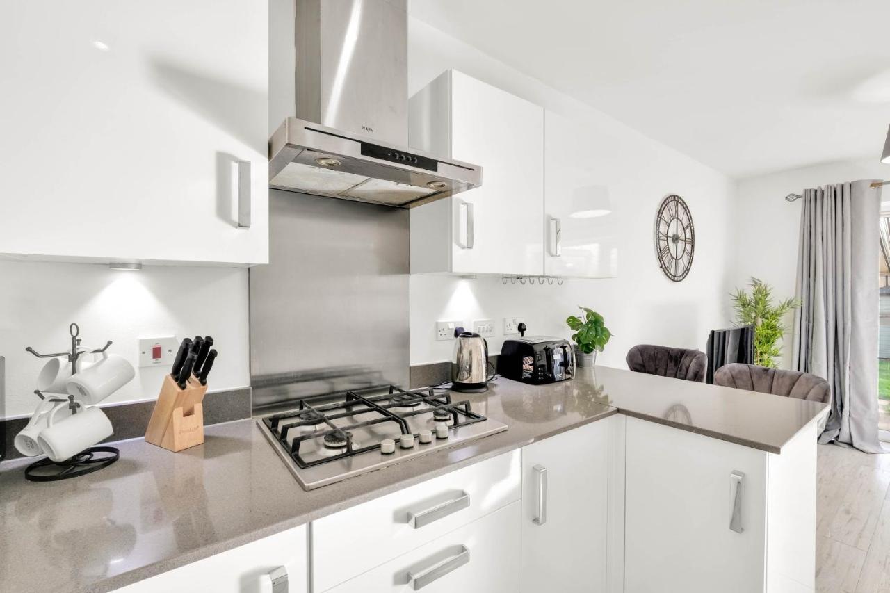 Foxherne 5Bdr 3Ba Serviced House With Parking - Slough By 360Stays Esterno foto