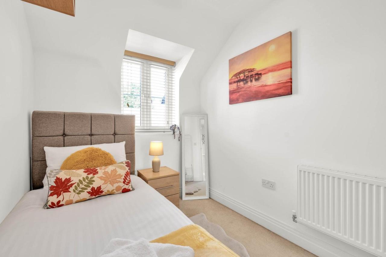 Foxherne 5Bdr 3Ba Serviced House With Parking - Slough By 360Stays Esterno foto