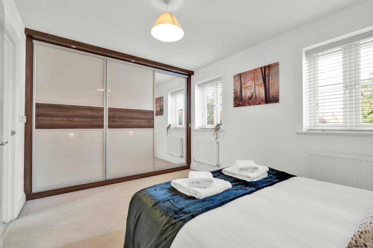 Foxherne 5Bdr 3Ba Serviced House With Parking - Slough By 360Stays Esterno foto