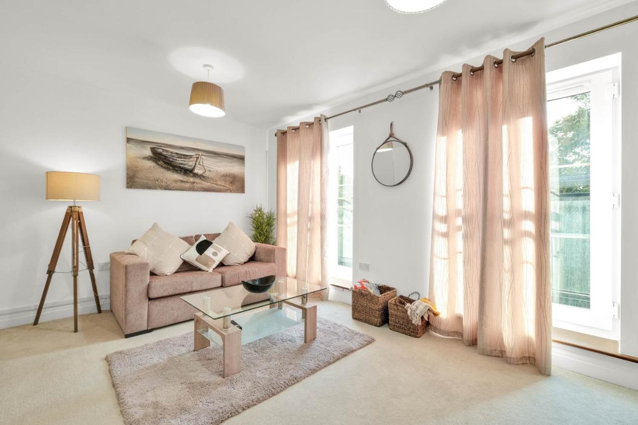Foxherne 5Bdr 3Ba Serviced House With Parking - Slough By 360Stays Esterno foto