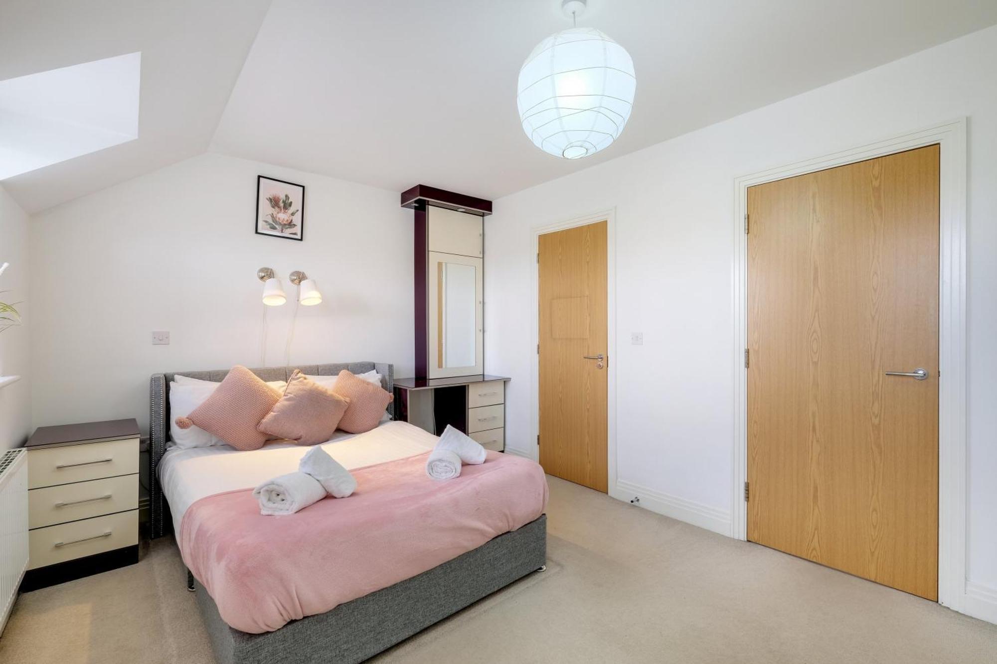 Foxherne 5Bdr 3Ba Serviced House With Parking - Slough By 360Stays Esterno foto