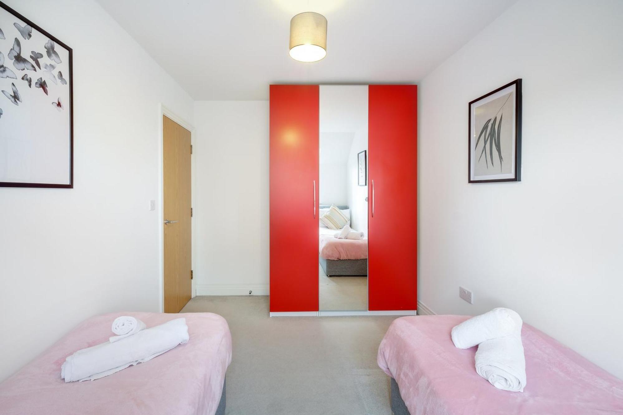 Foxherne 5Bdr 3Ba Serviced House With Parking - Slough By 360Stays Esterno foto