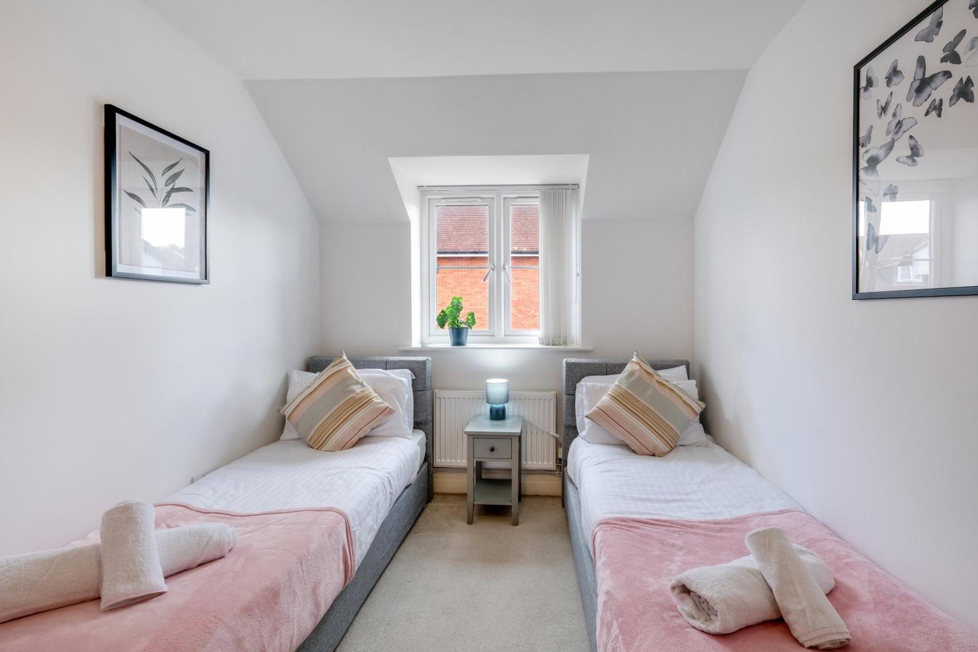 Foxherne 5Bdr 3Ba Serviced House With Parking - Slough By 360Stays Esterno foto