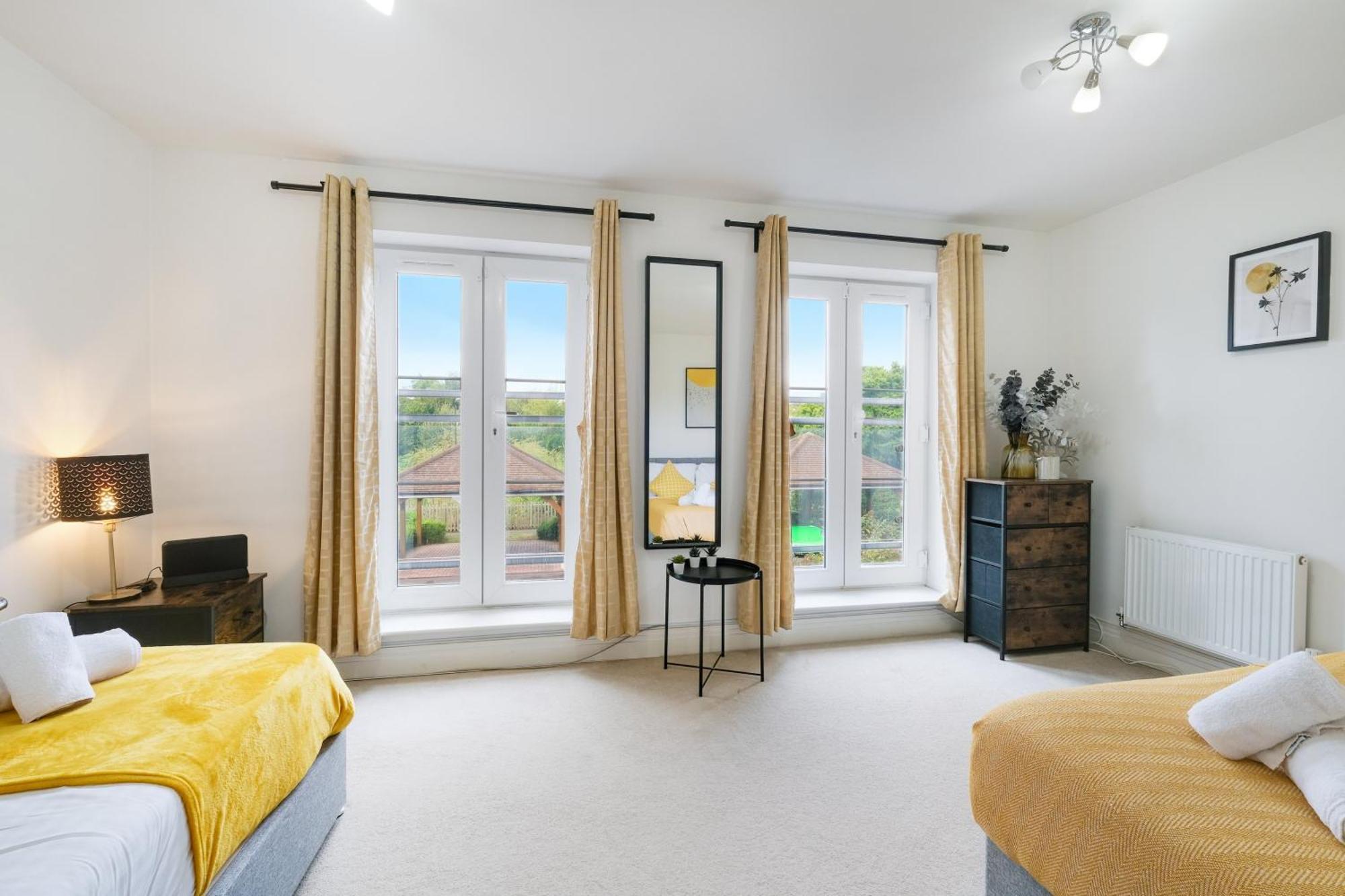 Foxherne 5Bdr 3Ba Serviced House With Parking - Slough By 360Stays Esterno foto