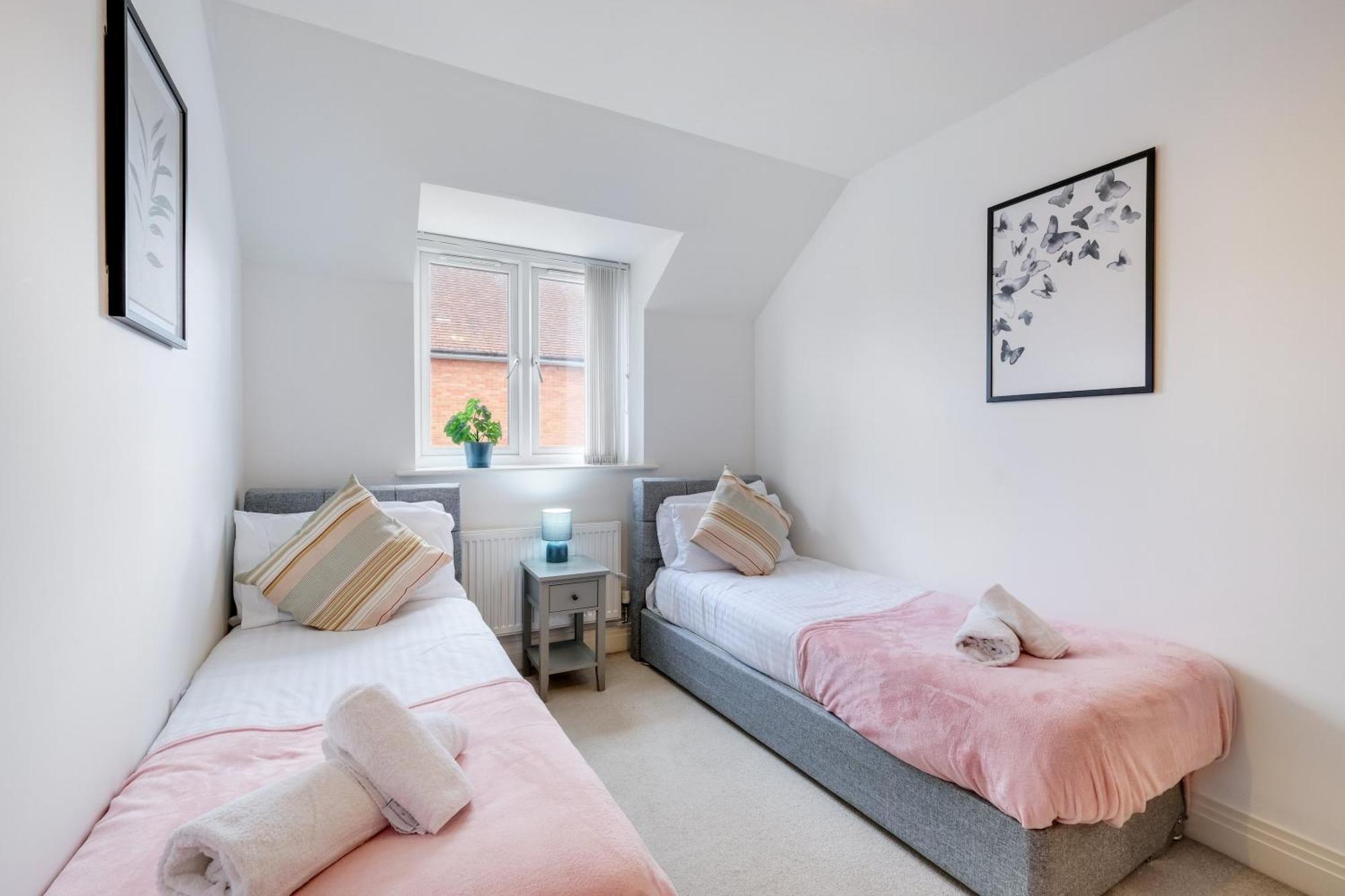 Foxherne 5Bdr 3Ba Serviced House With Parking - Slough By 360Stays Esterno foto