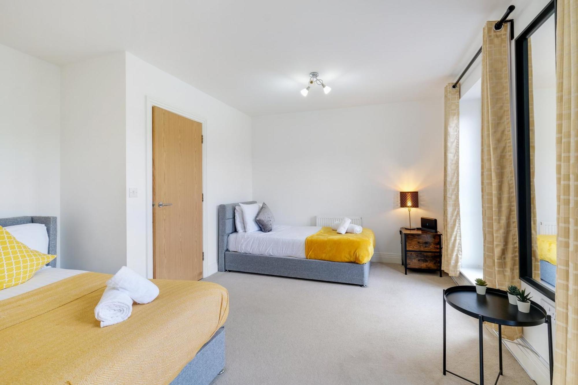 Foxherne 5Bdr 3Ba Serviced House With Parking - Slough By 360Stays Esterno foto