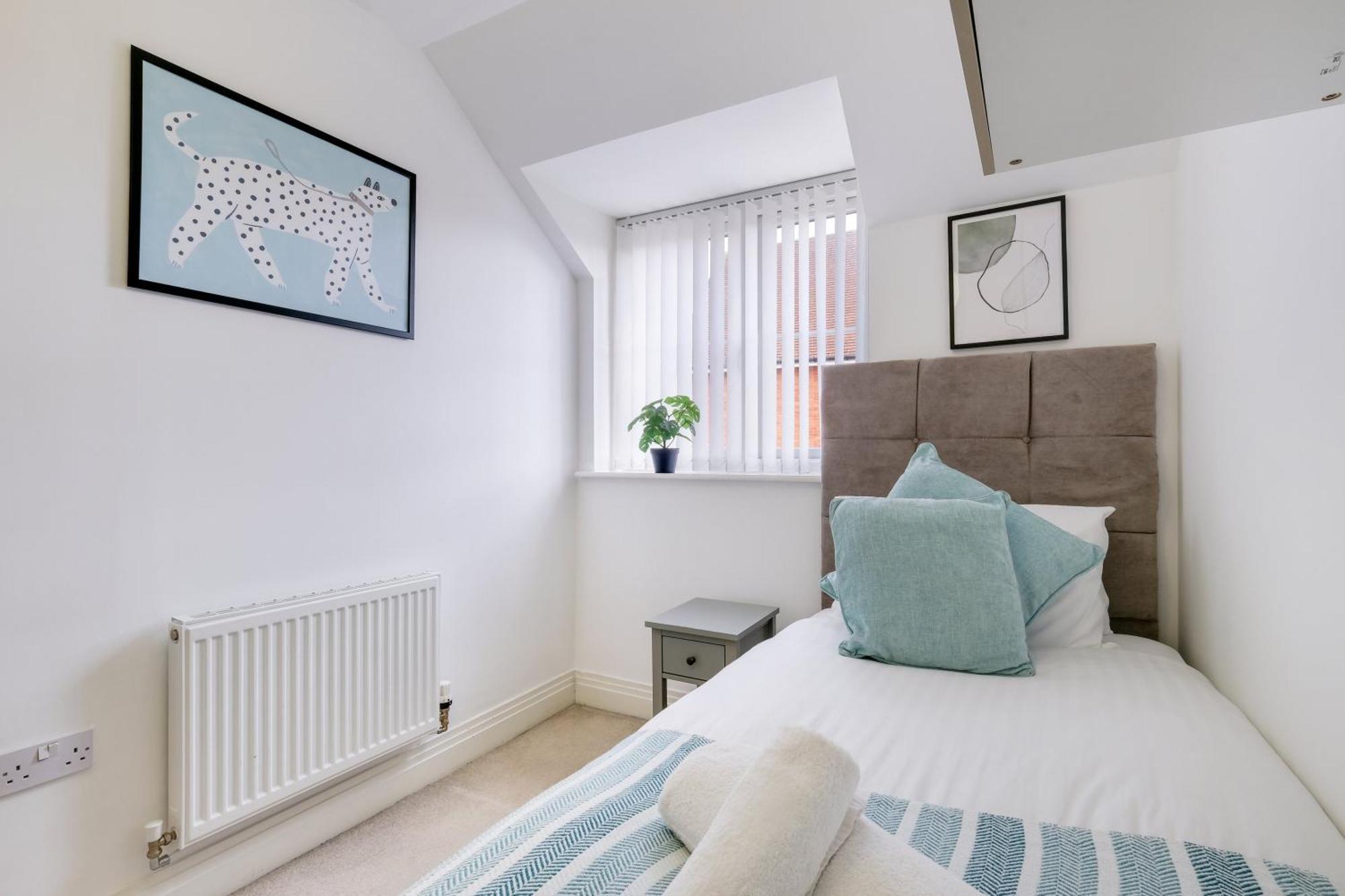 Foxherne 5Bdr 3Ba Serviced House With Parking - Slough By 360Stays Esterno foto