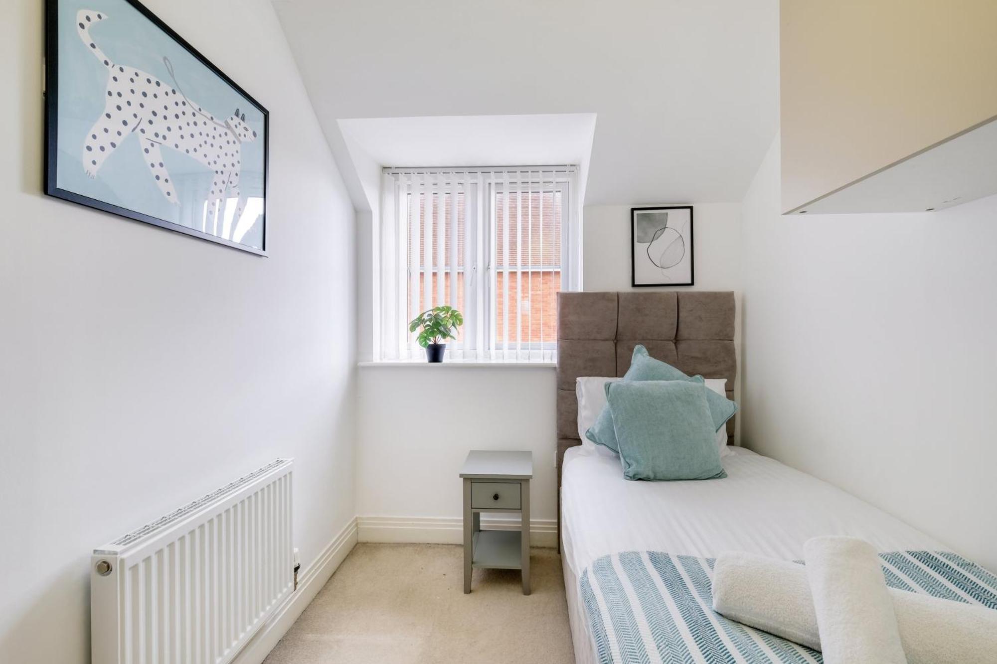 Foxherne 5Bdr 3Ba Serviced House With Parking - Slough By 360Stays Esterno foto