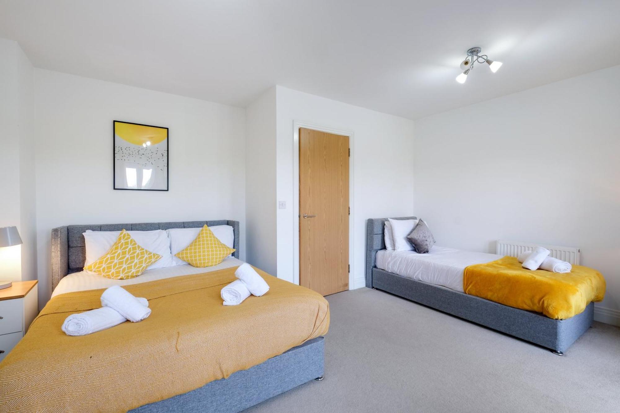 Foxherne 5Bdr 3Ba Serviced House With Parking - Slough By 360Stays Esterno foto