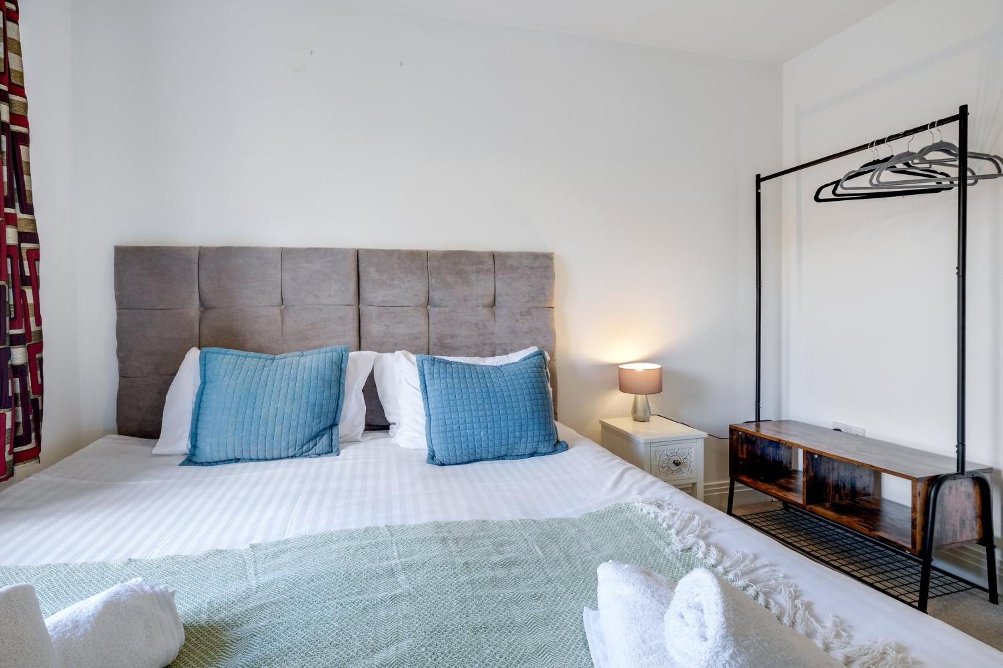 Foxherne 5Bdr 3Ba Serviced House With Parking - Slough By 360Stays Esterno foto